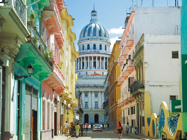 The Old Havana, Cuba offers a marvelous architectural for the tourists who visit this city. Tourists can visit the Vieja district, Havana to enjoy a wonderful mix of art deco, neoclassical and baroque architecture.