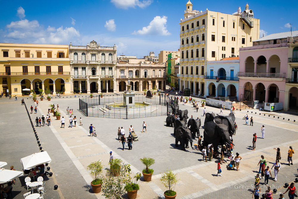 Constructed in 1559, it was originally called Plaza Nueva. Over the years, it has seen many events and changes including markets, bullfights, fiestas, car parking and a couple of name changes. It's currently called Old Square, or Plaza Vieja.