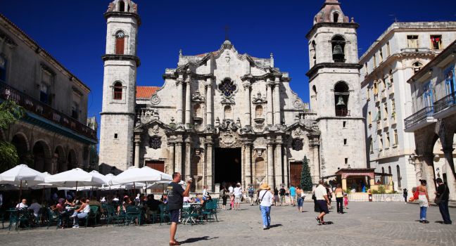 tourists-plaza-de-la-catedral-havana-cuba_main
